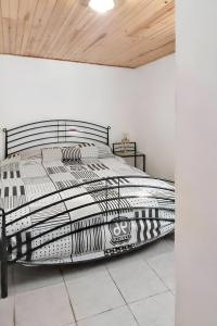 Comfortable house in Cortes do Meio with garden