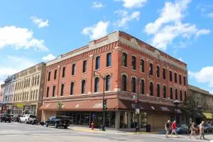 Vibrant 3BR in Heart of Downtown La Crosse - La Crescent