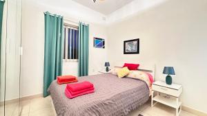 Centrally Located 2 Sea Eats Bus Right in Front