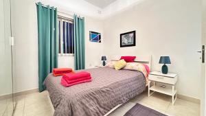 Centrally Located 2 Sea Eats Bus Right in Front