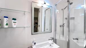 Centrally Located 2 Sea Eats Bus Right in Front