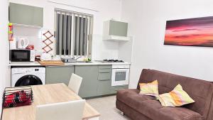 Centrally Located 2 Sea Eats Bus Right in Front