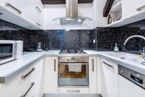 Modern Apartment Centrally Located