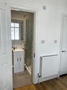 Ensuite double room 2 min walk to station 12 mins to Zone 1