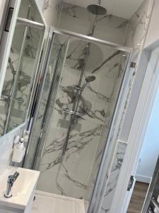 Ensuite double room 2 min walk to station 12 mins to Zone 1