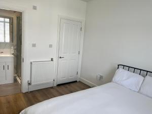 Ensuite double room 2 min walk to station 12 mins to Zone 1
