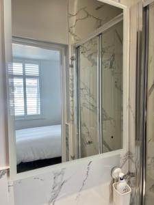 Ensuite double room 2 min walk to station 12 mins to Zone 1