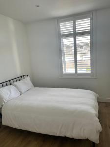Ensuite double room 2 min walk to station 12 mins to Zone 1