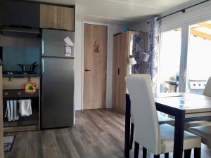 Maisons de vacances Large 2 bedroom mobile home Cc441 Siblu Les Charmettes : photos des chambres