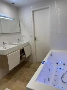 Maison avec jacuzzi privatif dans résidence - La Gaude