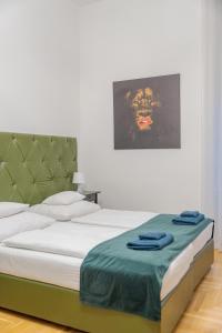 FACES of Jungle - Funky design in vibrant centre