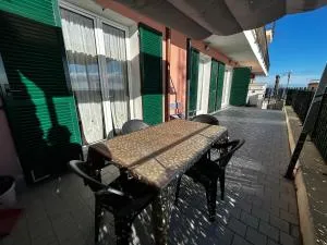 Casa SERGE vista mare con ampio terrazzo privato - Bergeggi