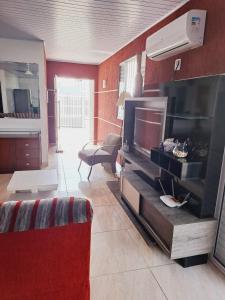 Casa ampla e confortável a uma quadra do mar