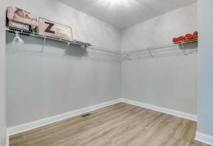 Spacious Barndominium walking distance-Lucas Oil!