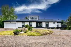 Walkout Bungalow with Pond Views - Strathmore