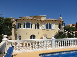 "Traumhaftes Ferienhaus mit Pool und Meerblick - Cumbre del Sol erleben!"