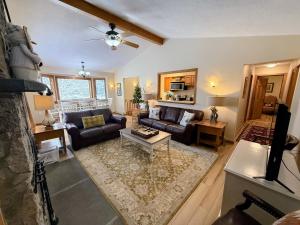 O1 Slopeside Bretton Woods cottage with AC large patio and private yard Walk to slopes