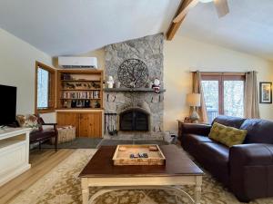 O1 Slopeside Bretton Woods cottage with AC large patio and private yard Walk to slopes