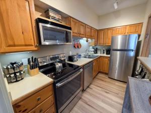 O1 Slopeside Bretton Woods cottage with AC large patio and private yard Walk to slopes