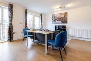 Modern 2 Bed Flat with Balcony, Easy London Access