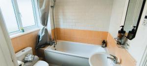 4 beds spacious Apartment, with Parking & WIFI, CHAFFORD HUNDRED, near station & shopping, long stays!