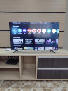 Casa com garagem, ar condicionado, sala tv e jantar, cozinha completa e lavanderia