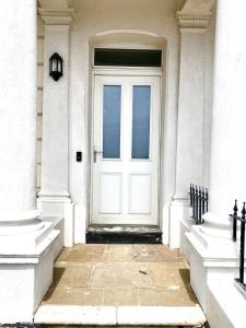 Beautiful 2 Bed Apartment on the Beach