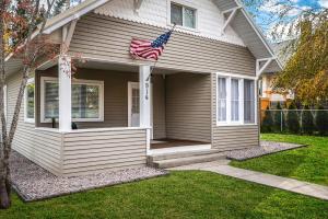 Downtown CDA 3BR 2B with Workspace 8 guests