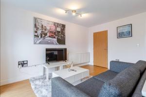 Modern 2 Bed Flat with Balcony, Easy London Access