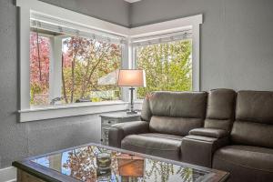 Downtown CDA 3BR 2B with Workspace 8 guests