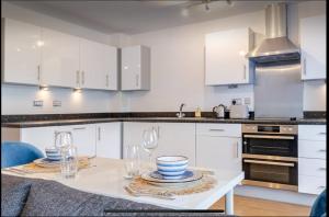 Modern 2 Bed Flat with Balcony, Easy London Access