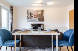 Modern 2 Bed Flat with Balcony, Easy London Access