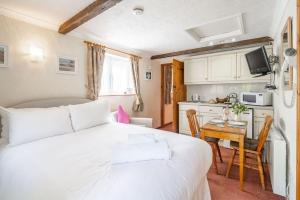 Swift Host - Studio - Barn Cottage - Garden - Parking