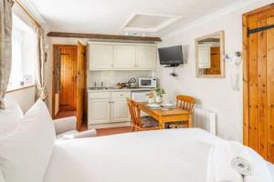 Swift Host - Studio - Barn Cottage - Garden - Parking