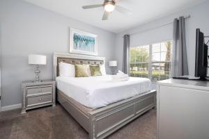 Cozy Decorated 4 BR with Pool and Lake View