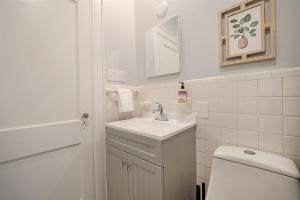 New & Renovated MCM Duplex 3 mi to DT Durham