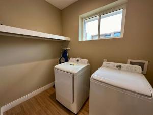 Luxury Home in Orlando with private Hot Tub - 7 Min from Disney Parks - 3 bedrooms and 4 bathrooms!