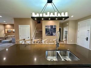 Luxury Home in Orlando with private Hot Tub - 7 Min from Disney Parks - 3 bedrooms and 4 bathrooms!