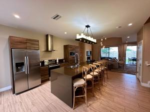 Luxury Home in Orlando with private Hot Tub - 7 Min from Disney Parks - 3 bedrooms and 4 bathrooms!