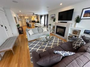 Deluxe Apartment room in Apartment near Firehouse Theater in Newport