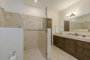 Condo with Panoramic Ocean view and Pool