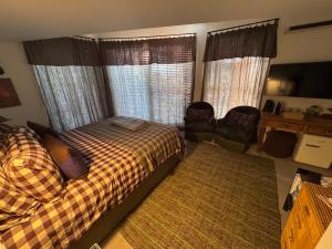 B&B / Chambres d'hotes CaBaNa 52 La chambre Proche Lourmarin : photos des chambres