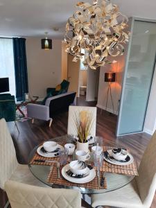 Cute 3 Bedroom House Near Etihad Stadium and CoOp arena with parking