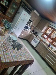 Hospedagem Sil e Jean quarto triplo, cozinha compartilhada com outros hóspedes