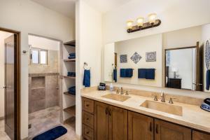 Mesmerizing Ocean & Arch Views King Beds Pool Luxury Family Friendly