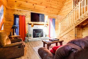 Cabin w Deck, Hot Tub & Douglas Lake Resort Perks