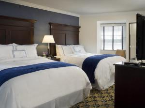 Queen Room with Two Queen Beds with Beach View  room in Newport Beach Hotel & Suites