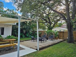 -Disco Bungalow- One third mile to FTL Marine Center