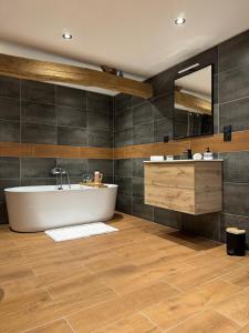 Maisons de vacances La Longere du menuisier : photos des chambres