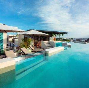 Downtown Penthouse with Private Pool, Rooftop Pool and Gym, short distance from Beaches, Restaurants & Nightlife